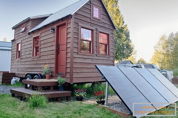 Маленькі дом з сонечнымі батарэямі