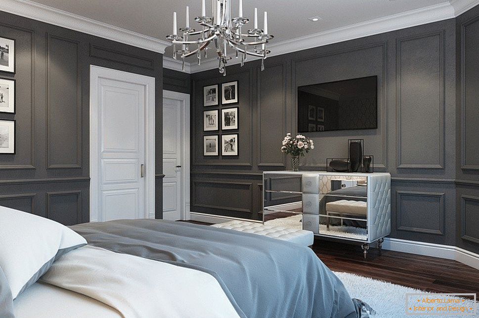 Фарбаваныя молдынгі ў спальні з шэрымі сценамі