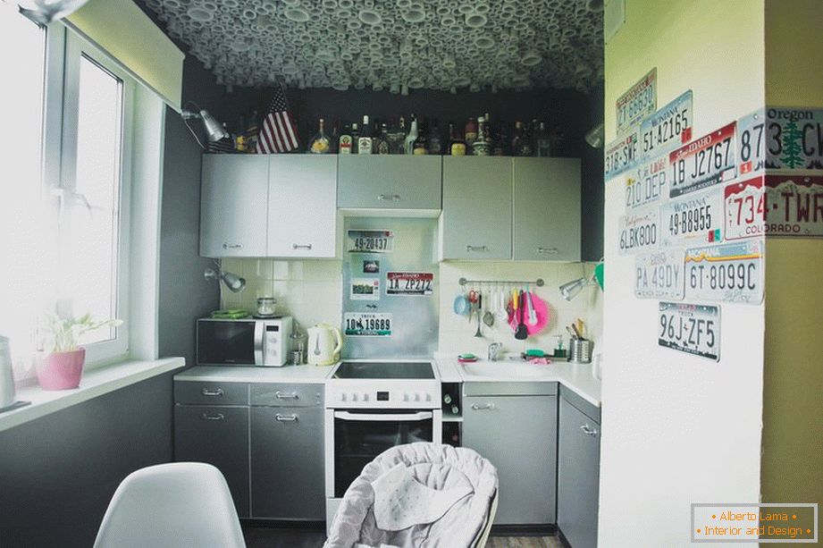 Маленькая ўтульная кухня ў шэрым колеры