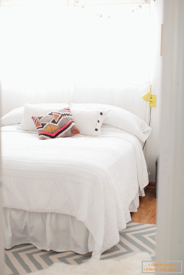 Маленькая спальня ў белым колеры