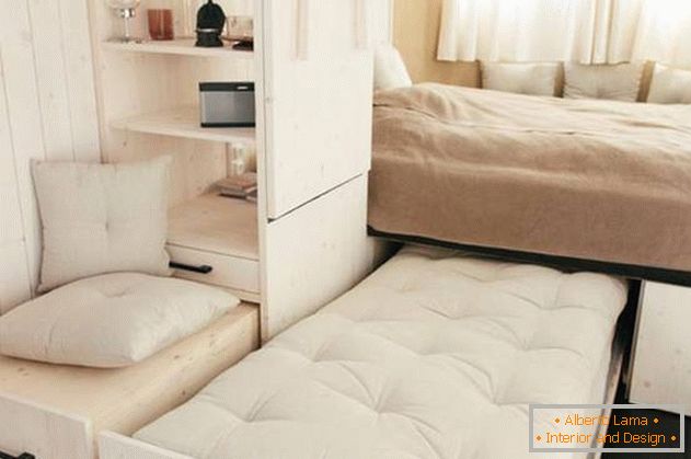 Ўнутранае ўладкаванне маленькага дома: дополнительная кровать в спальне