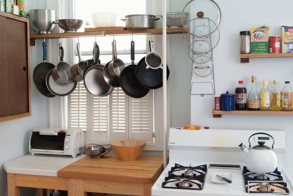 Сістэмы захоўвання посуду ў інтэр'еры маленькай кухні