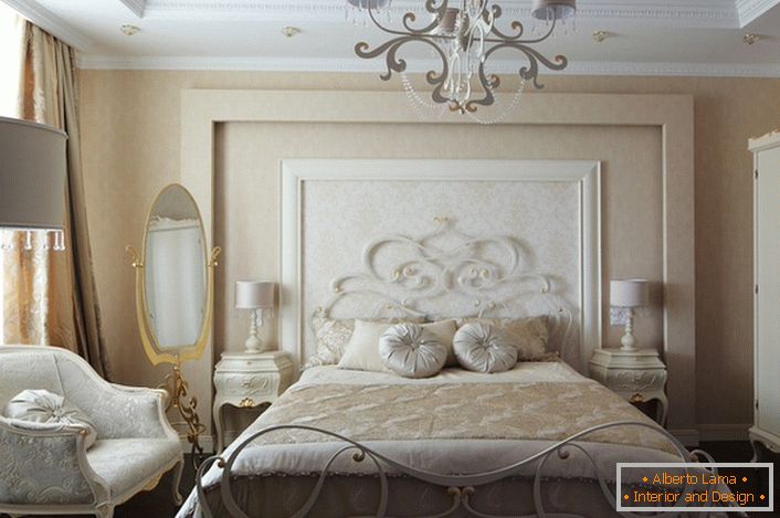 Шыкоўная сямейная спальня ў стылі рамантызм прывабная сціплым стрыманым інтэр'ерам ў светлых танах.