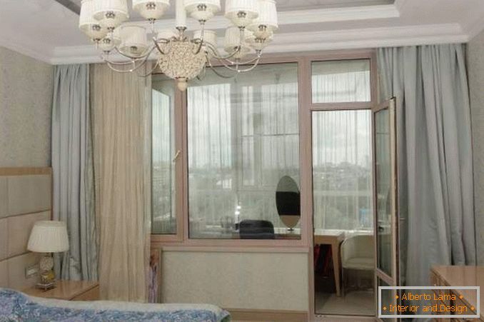 Спальня з балконам з панарамнымі вокнамі - ідэя інтэр'еру