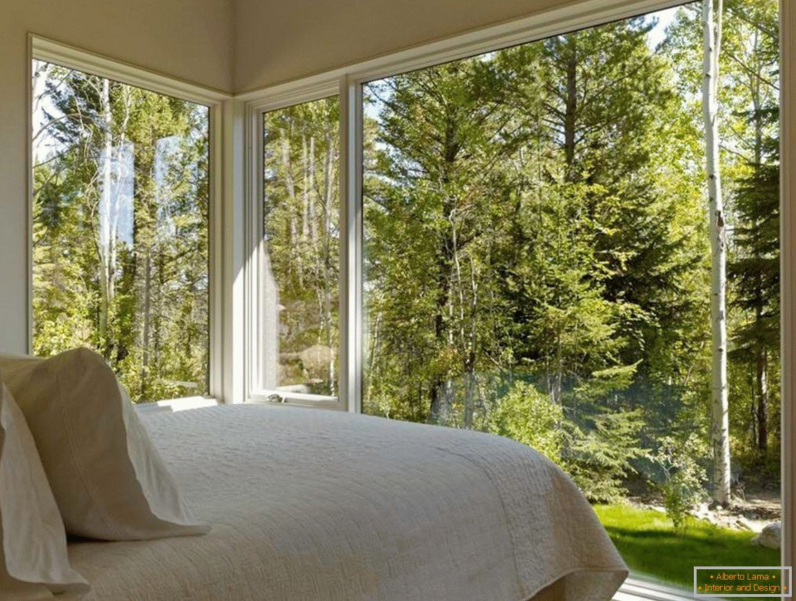 спальня с видом на лес