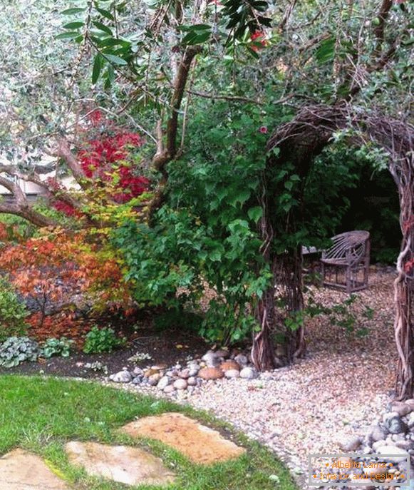 Вытанчаны ландшафтны дызайн саду - фота аркі