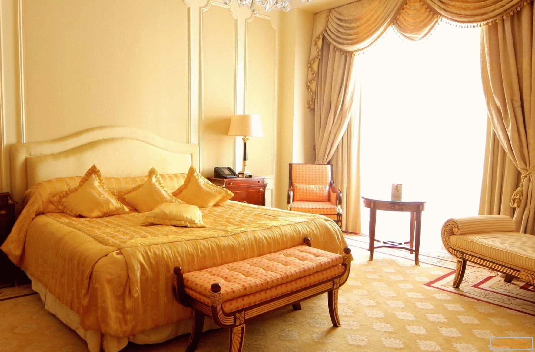 Светлая, прасторная спальны пакой у стылі барока з панарамнымі вокнамі. 