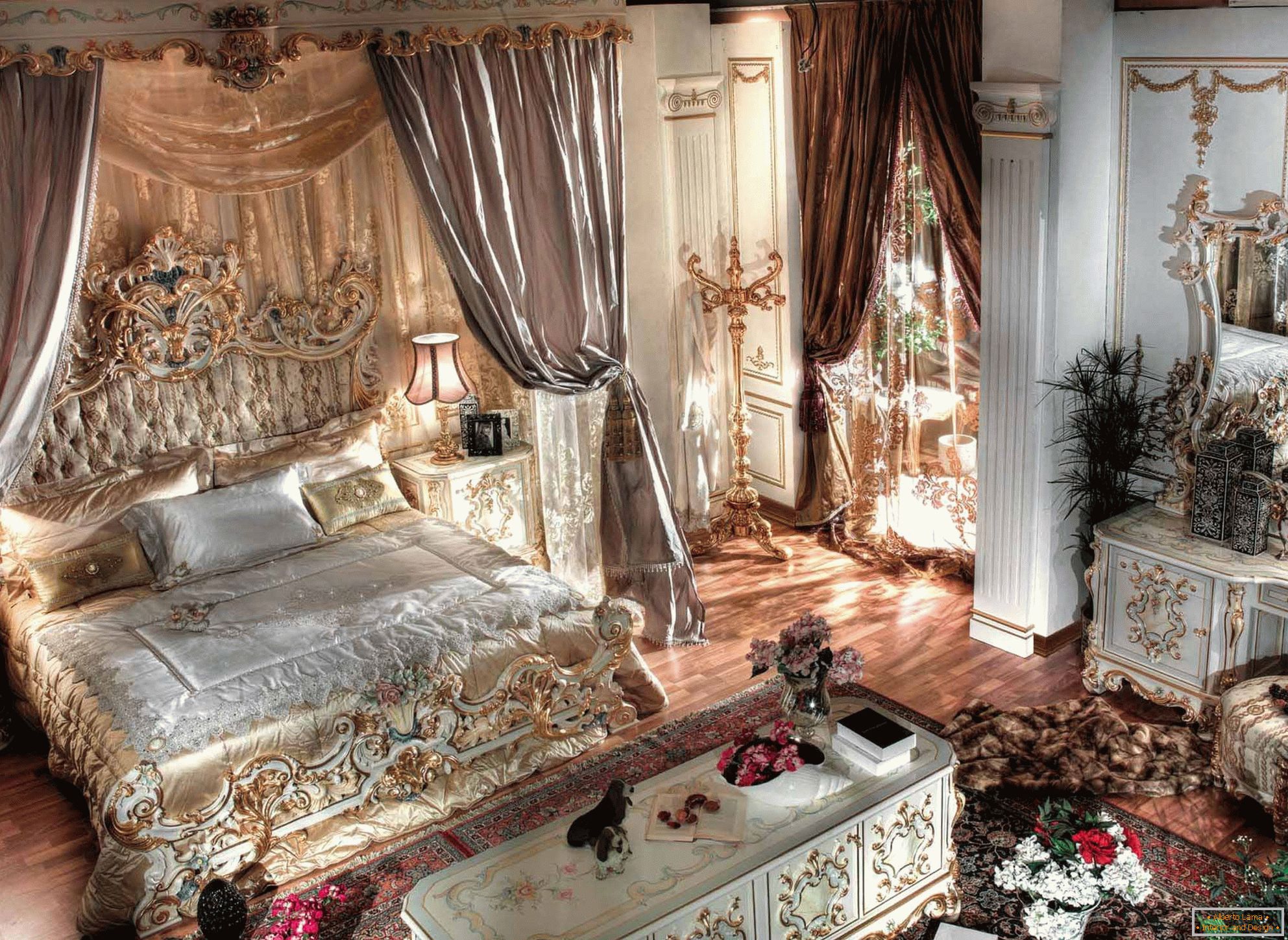 Раскошная спальня ў стылі барока з высокімі столямі. У цэнтра кампазіцыі масіўная ложак з дрэва з разьбянымі спінкамі.