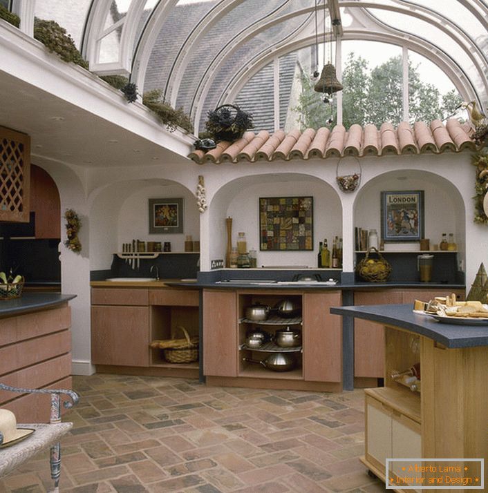 Кухня ў міжземнаморскім стылі пад шкляным дахам у доме на поўдні Італіі.