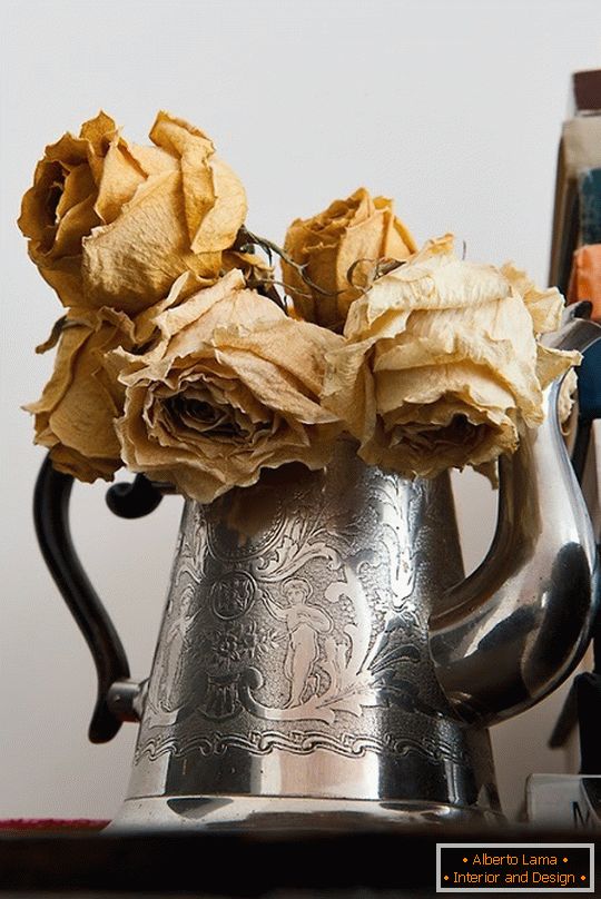 Сухія ружы ў старадаўнім чайніку