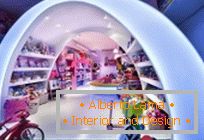 Радужный интерьер в магазине игрушек гісторыя Пілар, Барселона