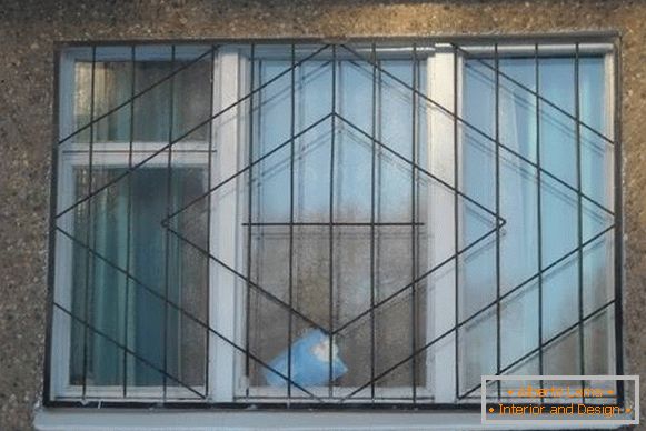 Зварныя металічныя рашоткі на вокны - фота з фасада