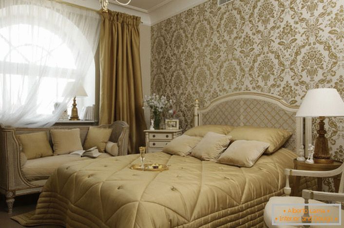 Невялікая сямейная спальня ў французскім стылі з вялікім арачным акном глядзіцца стыльна і эфектна.