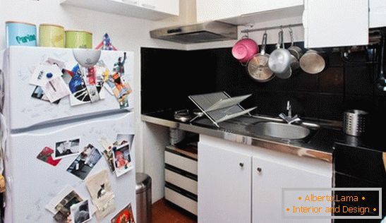 Дызайн інтэр'еру маленькай кухні в чёрно-белом цвете