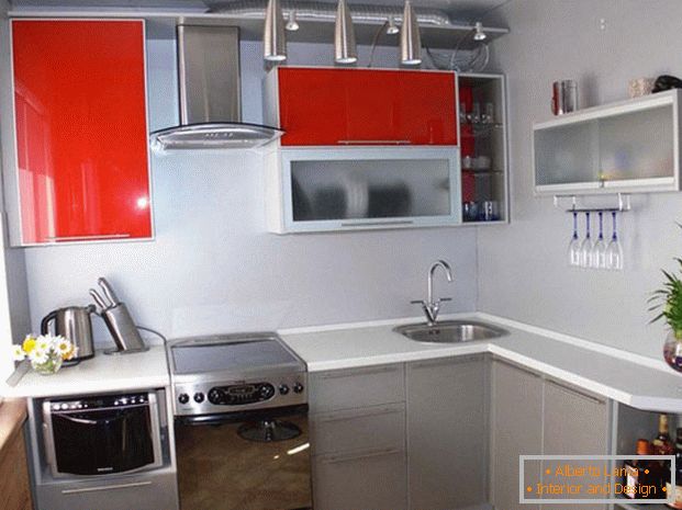 Сучасны кухонны гарнітур с выдвижными шкафами