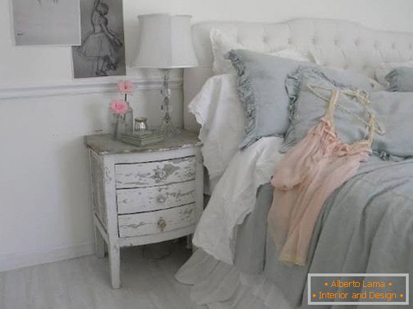 Спальня ў стылі шебби шык у шэрым, ружовым і белым