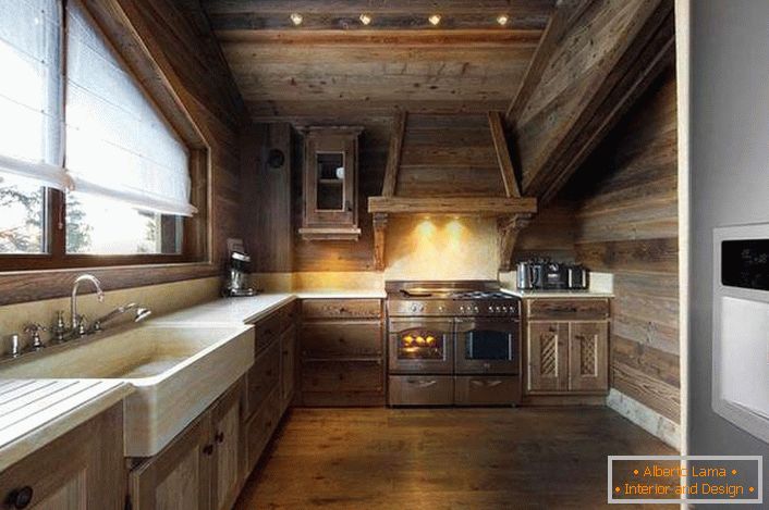 Стрыманы дызайн кухні ў альпійскім стылі аформлены ў адзіным колеры.