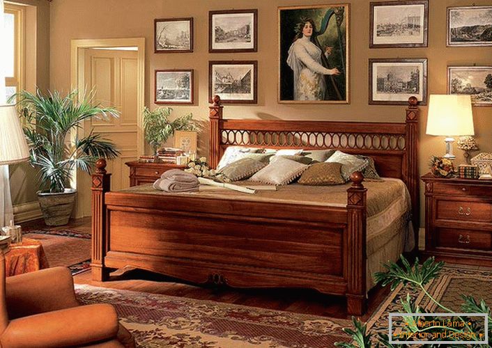 Правільна падабраная, масіўная мэбля з дрэва для спальні ў стылі барока.