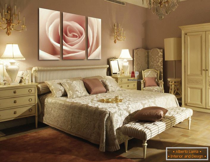 Бутон бледна-ружовай ружы на модульных карцінах дапаўняе раскошны інтэр'ер спальні ў стылі арт дэко.
