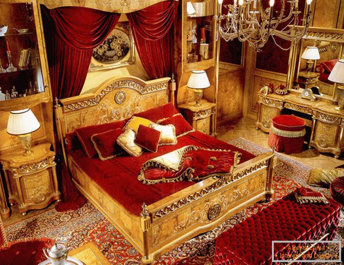 Раскошная спальня ў барока стылі ў гарадской кватэры на захадзе Італіі.