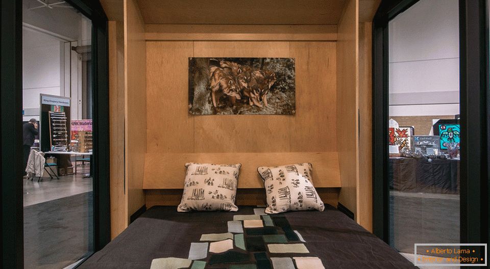 Спальня міні-катэджа са шклянымі сценамі