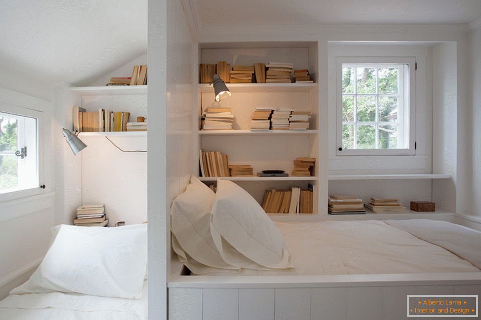 Адкрытыя кніжныя паліцы ў спальнага месца