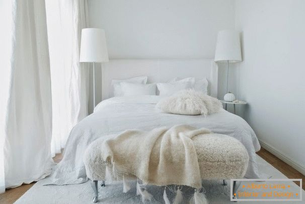 Белая спальня з панарамнымі вокнамі