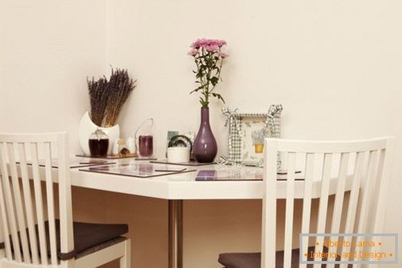 Абедзенны стол невялікага памеру на кухні