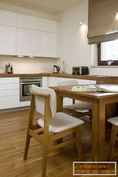 Абедзенны стол квадратнай формы на кухні