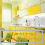 Кухонная мэбля з белымі і жоўтымі фасадамі