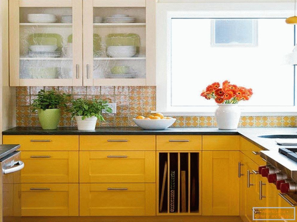Кухонная мэбля з жоўтымі фасадамі