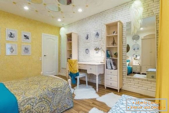 Жоўтыя вадкія шпалеры - арт дызайн спальні